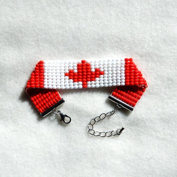 Canada Canadian flag bead bracelet, handmade, adjustable length, maple leaf - Picture 5 of 6